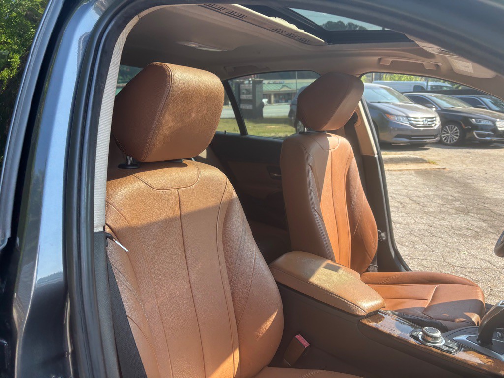 2012 BMW 3 Series Image 22