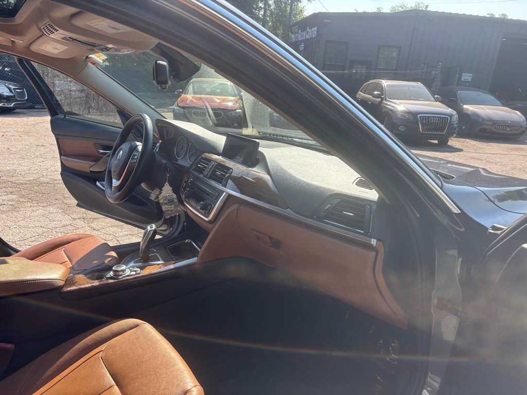2012 BMW 3 Series Image 24