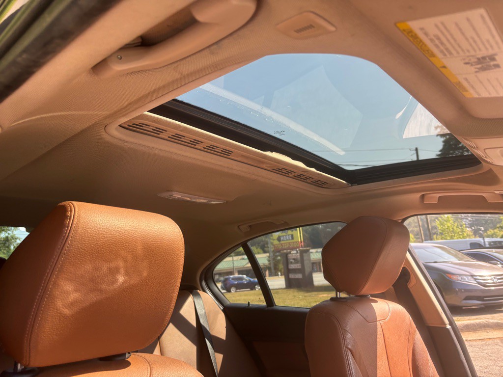 2012 BMW 3 Series Image 25