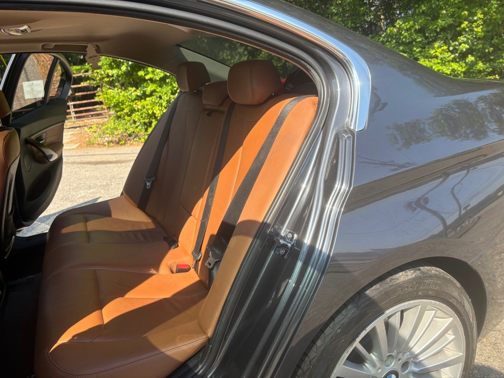 2012 BMW 3 Series Image 32