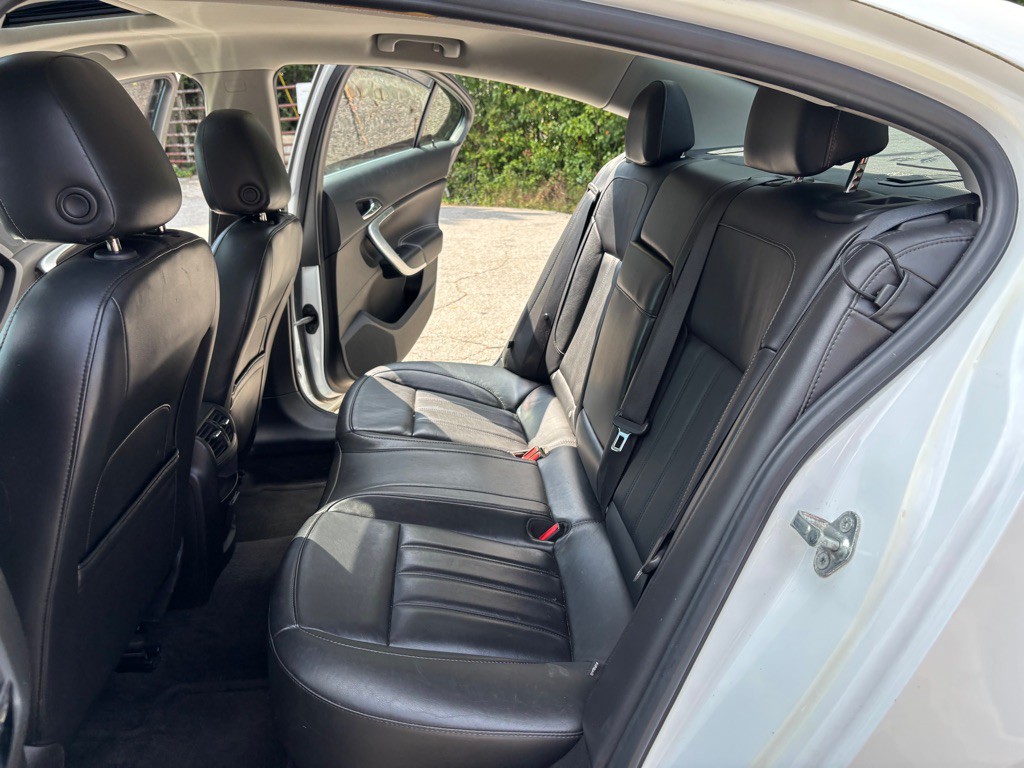 2012 Buick Regal Image 32
