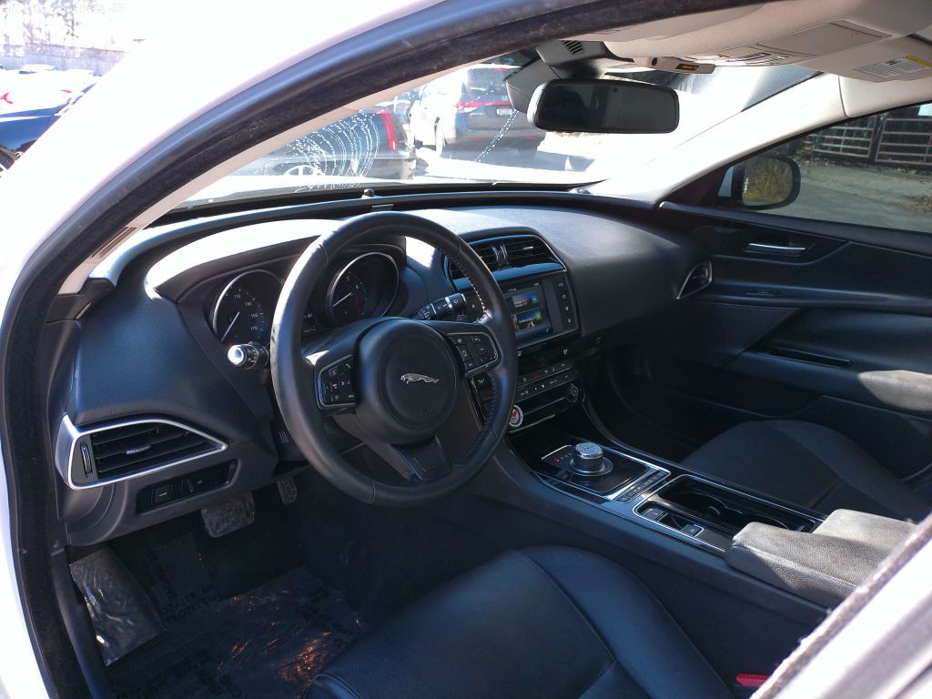 2018 Jaguar XE Image 17