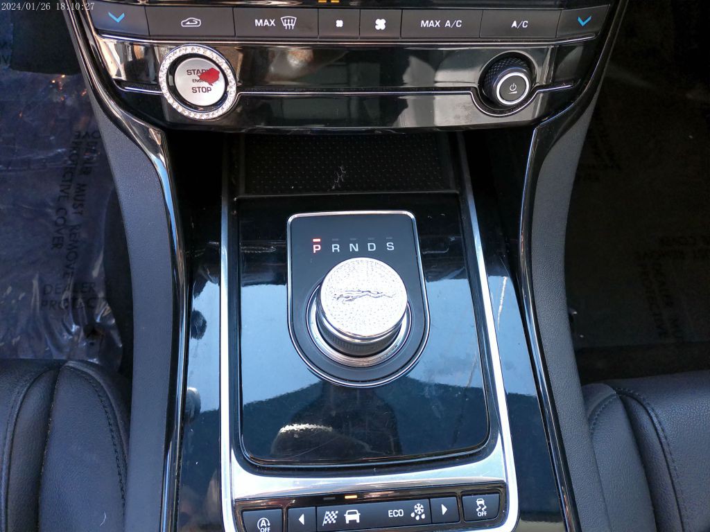 2018 Jaguar XE Image 24