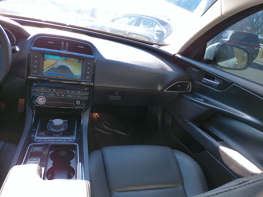2018 Jaguar XE Image 37