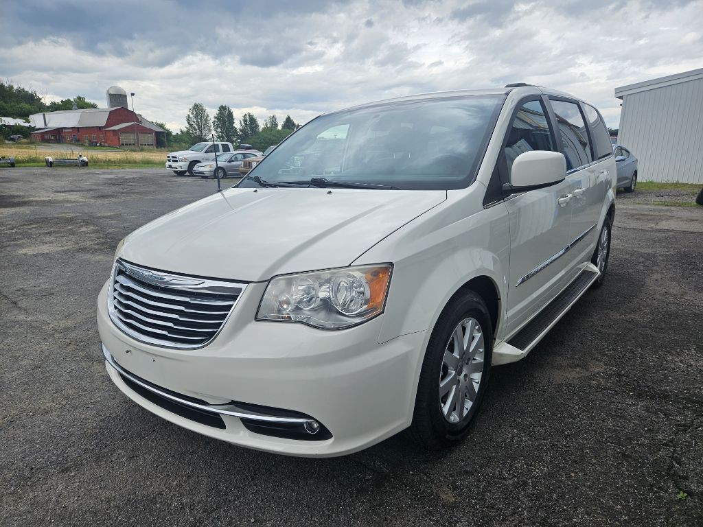 2013 Chrysler Town & Country Image 2