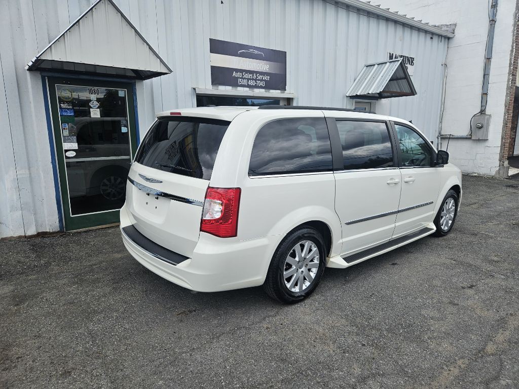 2013 Chrysler Town & Country Image 4