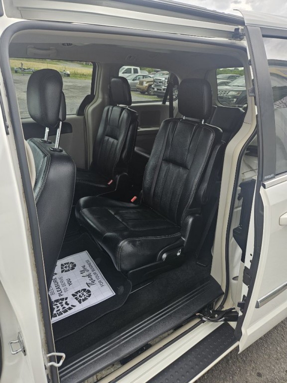 2013 Chrysler Town & Country Image 6
