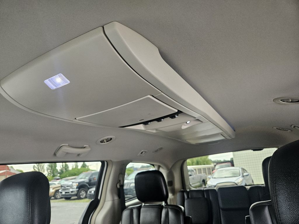 2013 Chrysler Town & Country Image 9