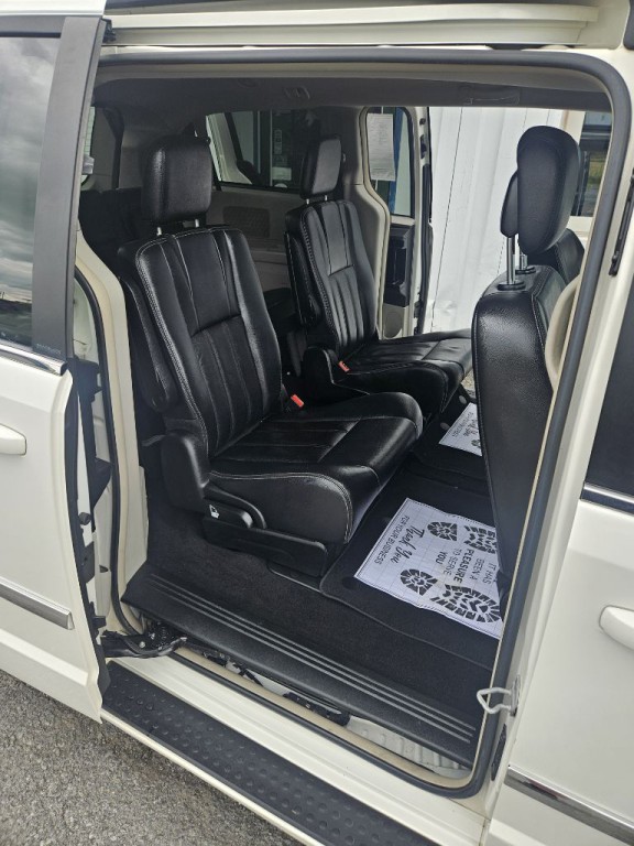 2013 Chrysler Town & Country Image 10
