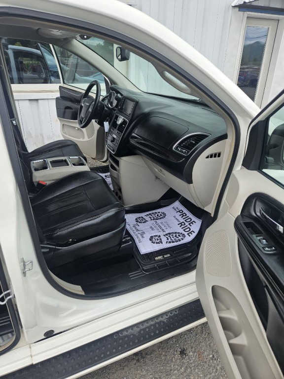 2013 Chrysler Town & Country Image 11