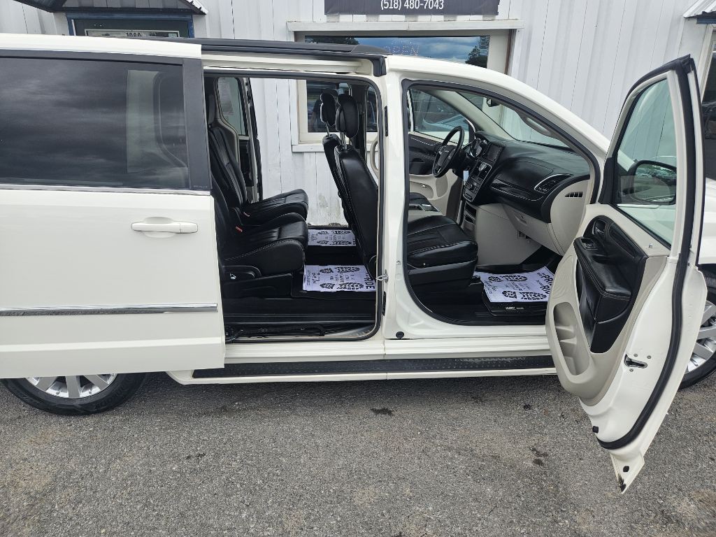 2013 Chrysler Town & Country Image 12