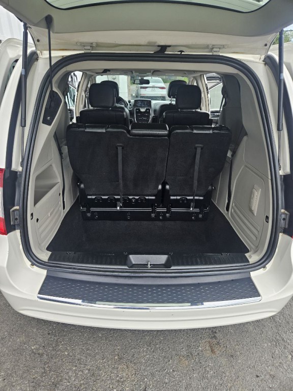 2013 Chrysler Town & Country Image 13