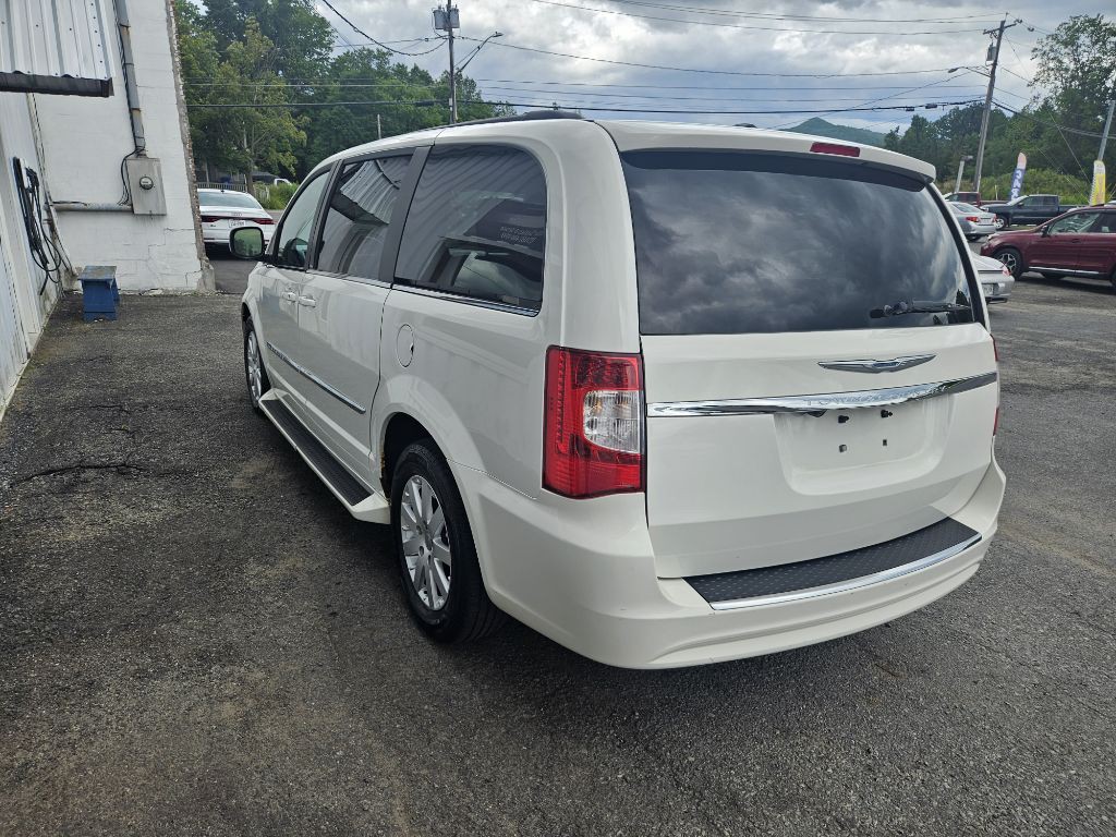 2013 Chrysler Town & Country Image 3