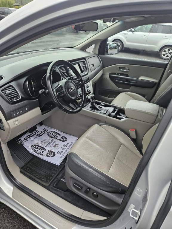 2017 Kia Sedona Image 5
