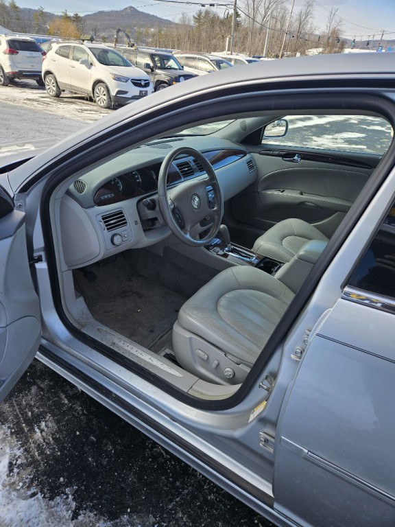 2010 Buick Lucerne Image 2