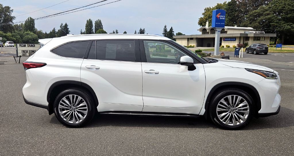 2022 Toyota Highlander Image 2