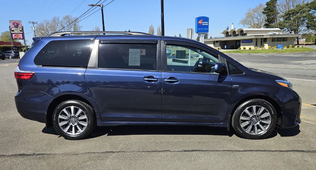 2020 Toyota Sienna Image 2