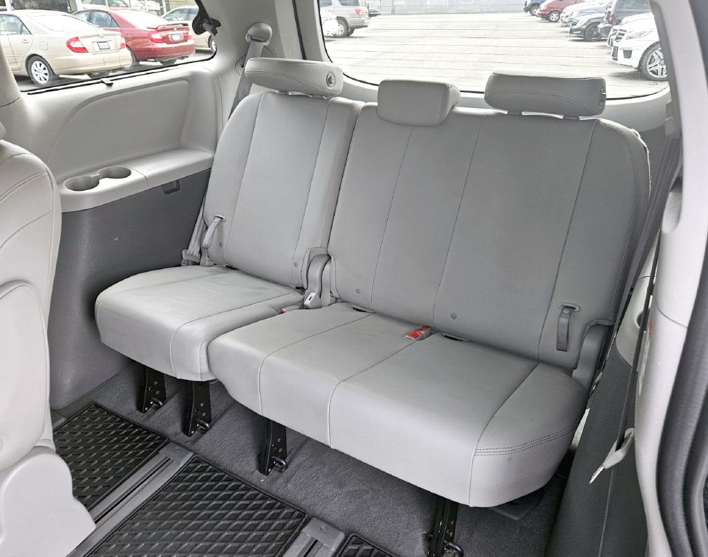2020 Toyota Sienna Image 12