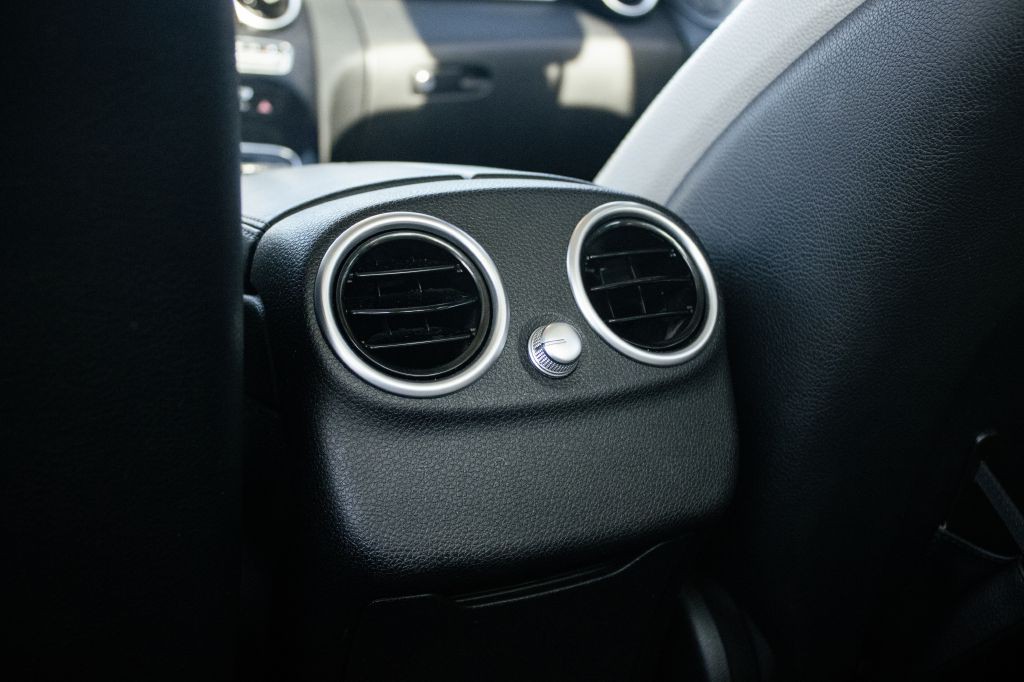 2015 Mercedes-Benz C-Class Image 24