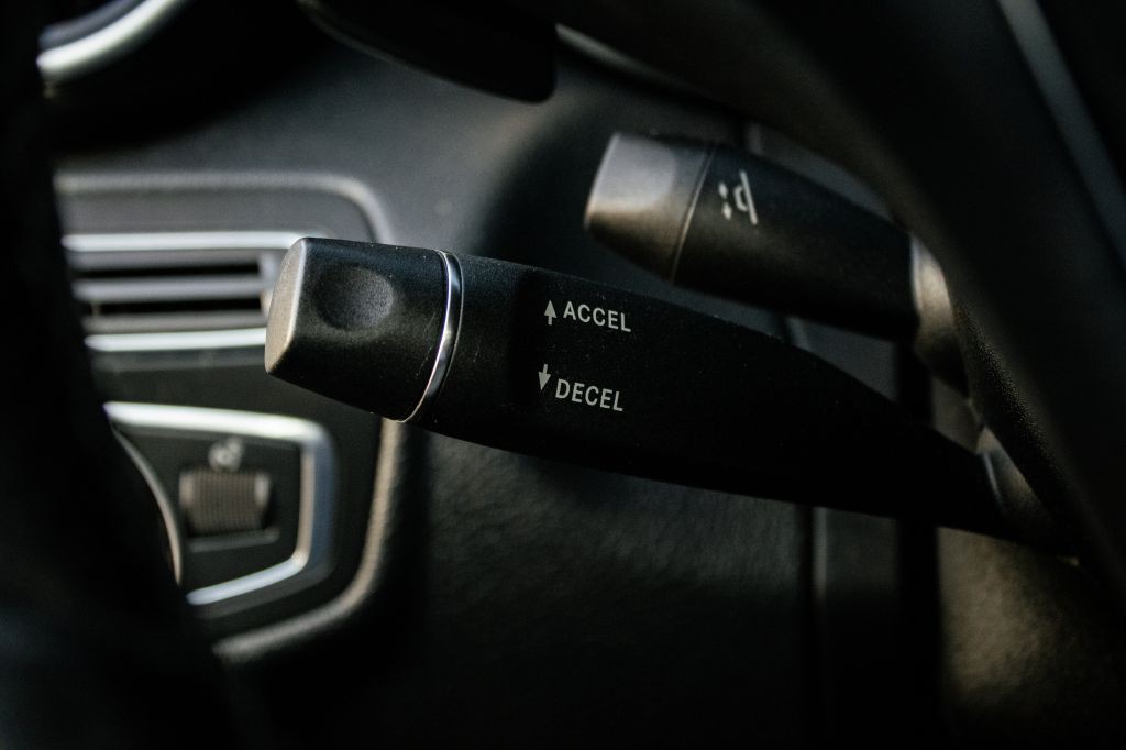 2015 Mercedes-Benz C-Class Image 38