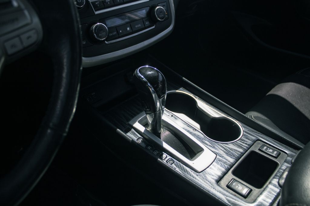 2017 Nissan Altima Image 16