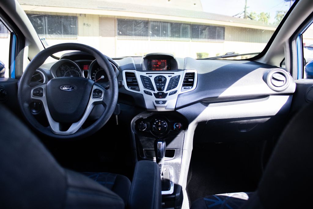 2013 Ford Fiesta Image 8