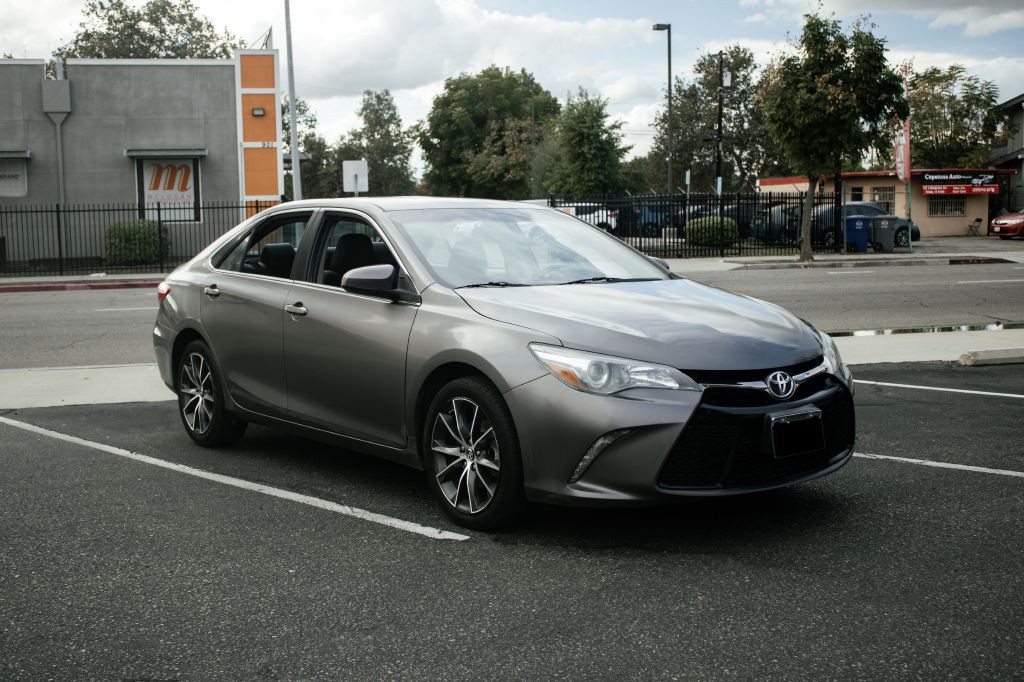 2015 Toyota Camry Image 2