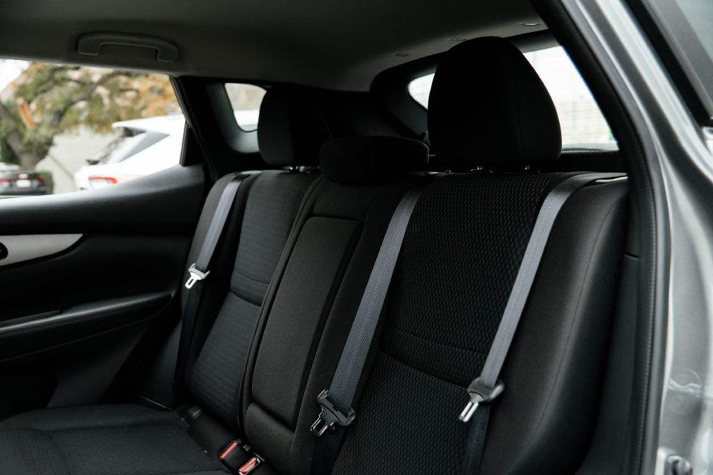 2018 Nissan Rogue Image 25