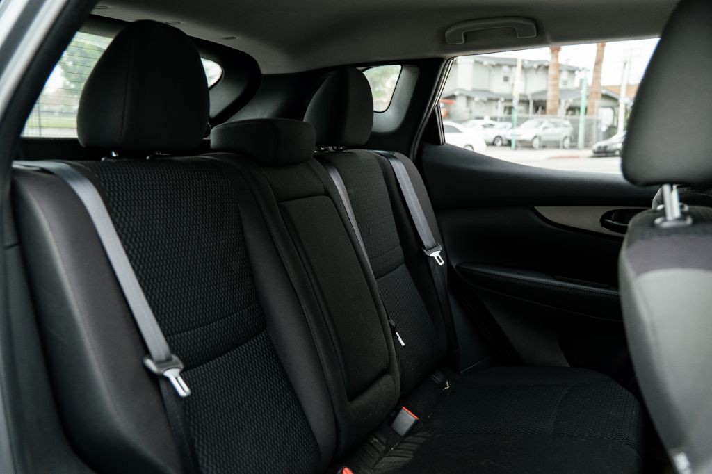 2018 Nissan Rogue Image 32