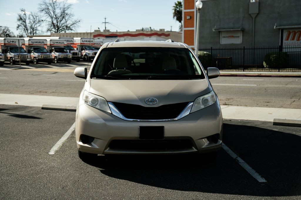 2011 Toyota Sienna Image 3