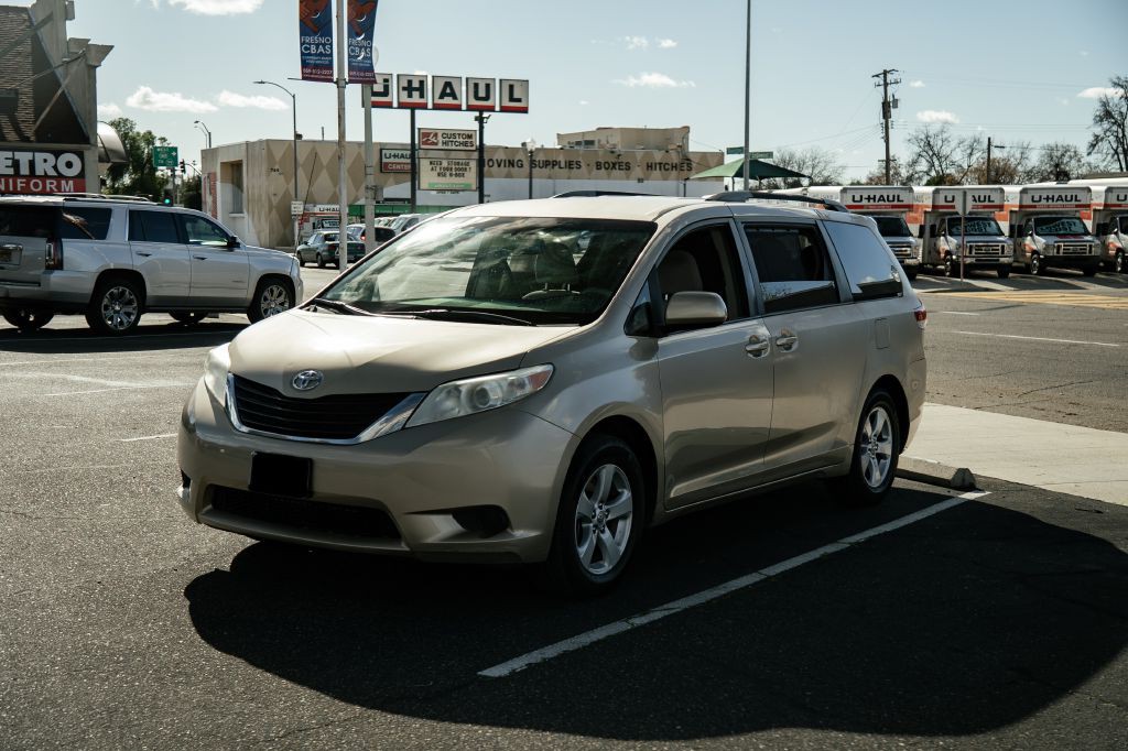2011 Toyota Sienna Image 4
