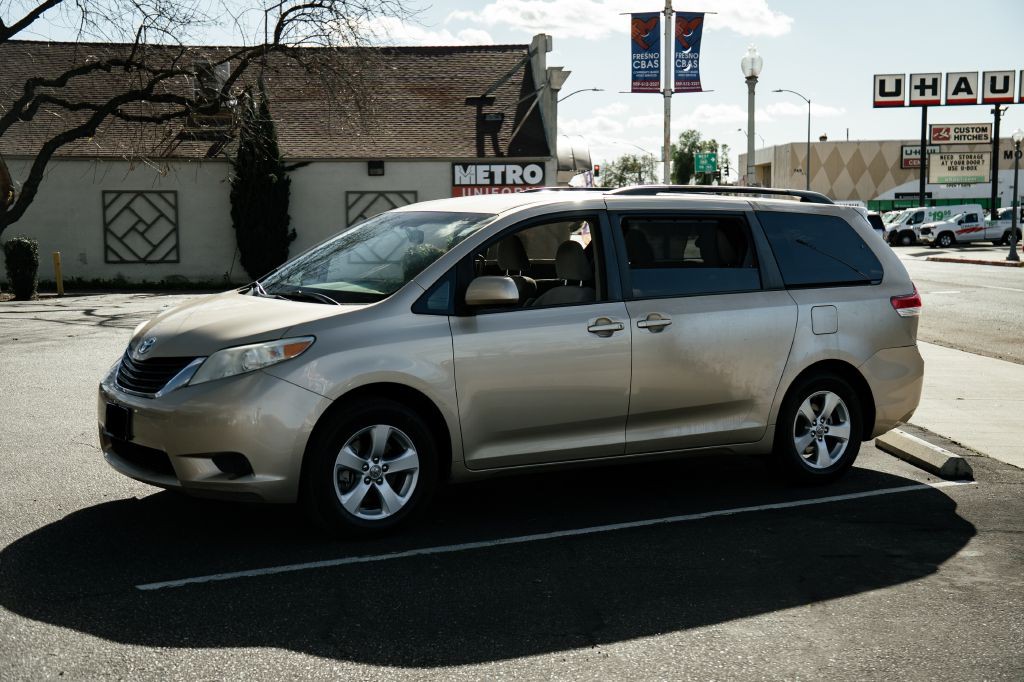2011 Toyota Sienna Image 5
