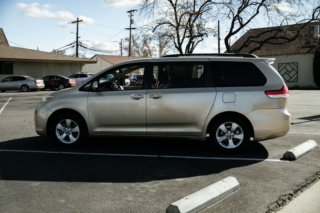 2011 Toyota Sienna Image 8