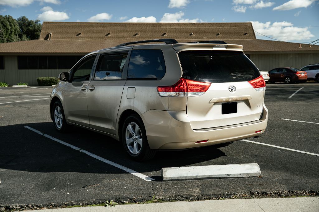 2011 Toyota Sienna Image 9