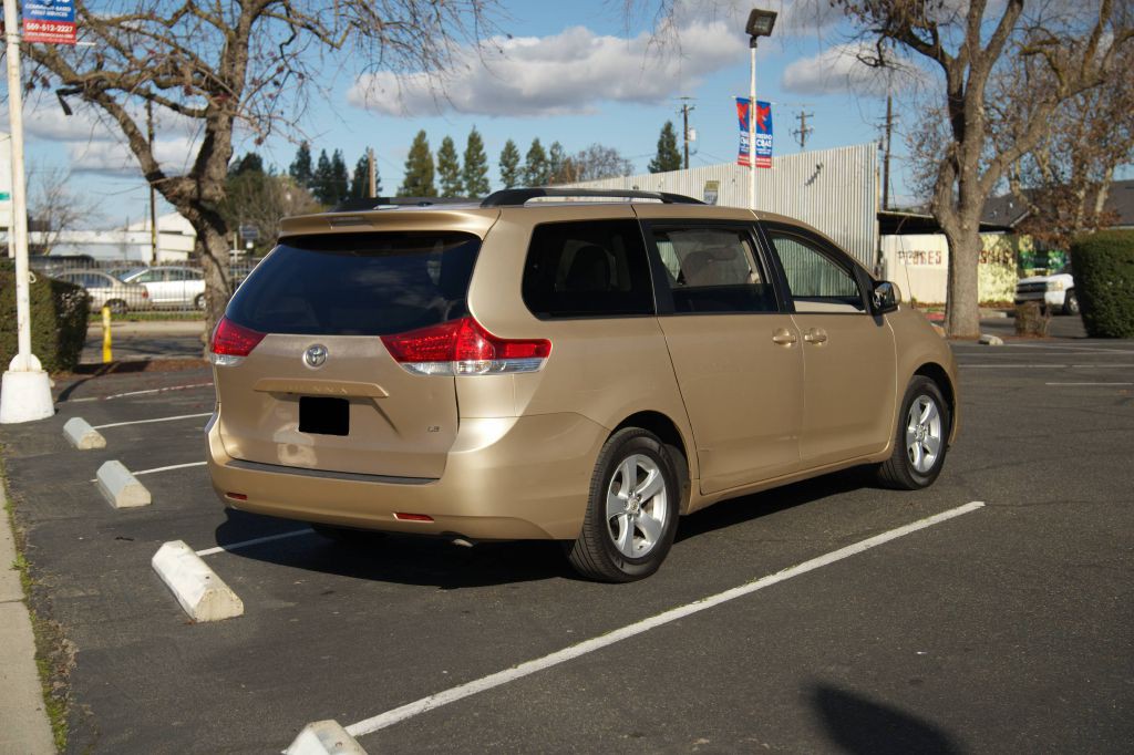 2011 Toyota Sienna Image 11