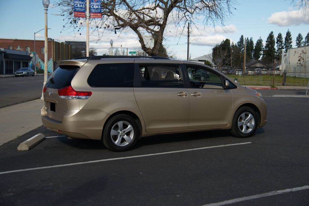 2011 Toyota Sienna Image 12