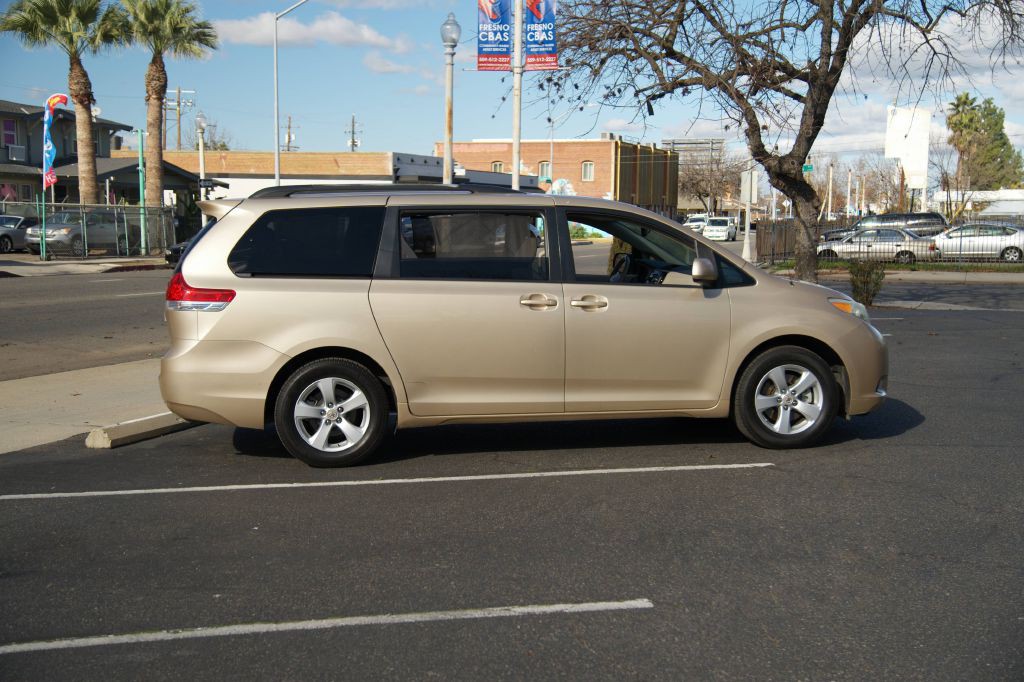 2011 Toyota Sienna Image 13