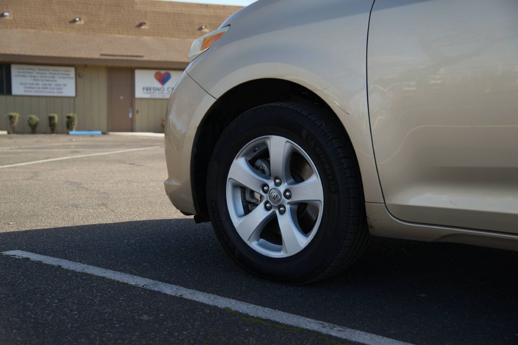 2011 Toyota Sienna Image 15