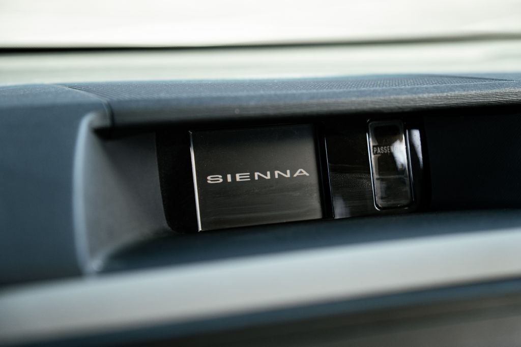 2011 Toyota Sienna Image 19