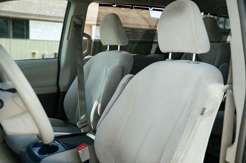 2011 Toyota Sienna Image 21