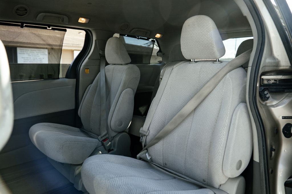 2011 Toyota Sienna Image 22