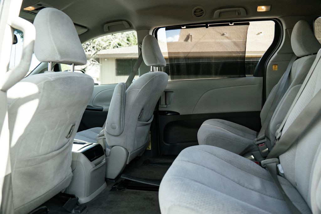 2011 Toyota Sienna Image 23