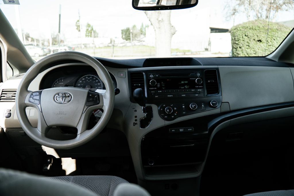 2011 Toyota Sienna Image 24