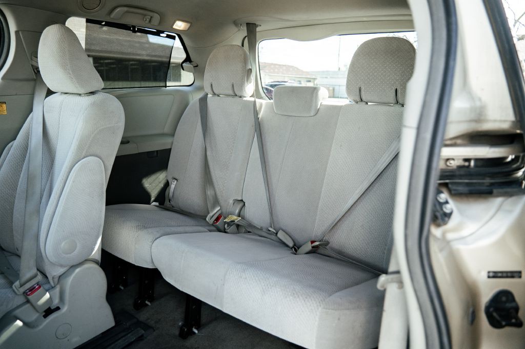 2011 Toyota Sienna Image 26
