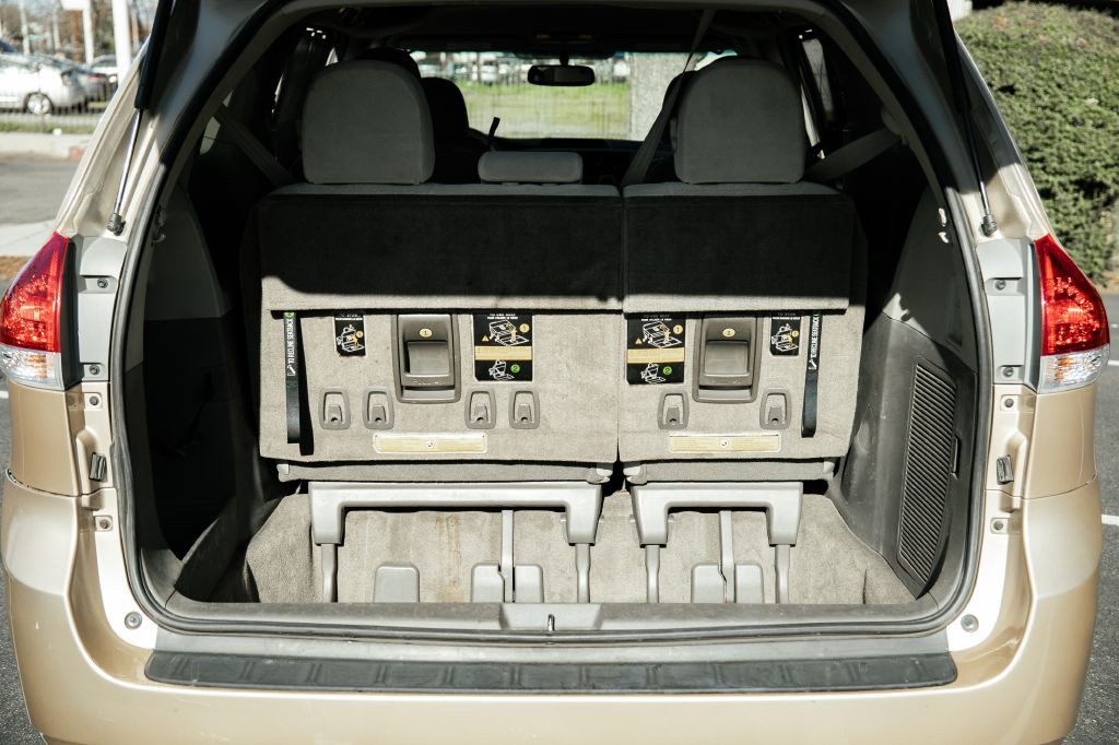 2011 Toyota Sienna Image 27