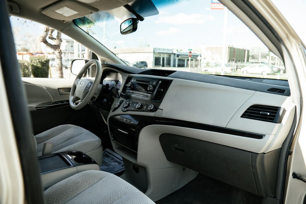 2011 Toyota Sienna Image 29