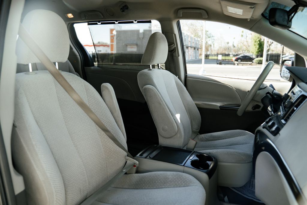 2011 Toyota Sienna Image 30