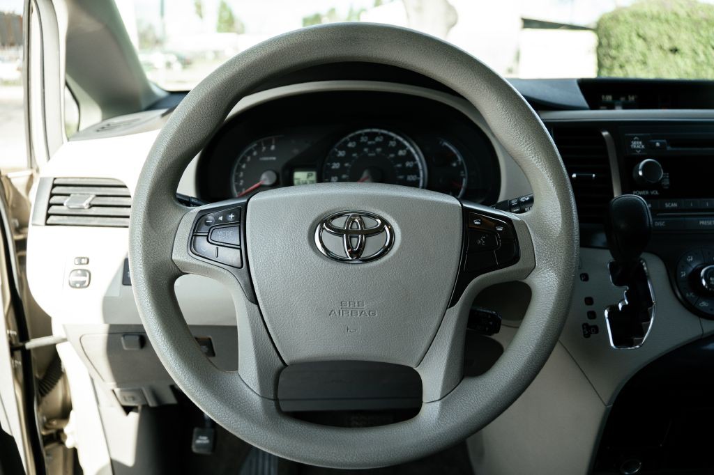 2011 Toyota Sienna Image 31