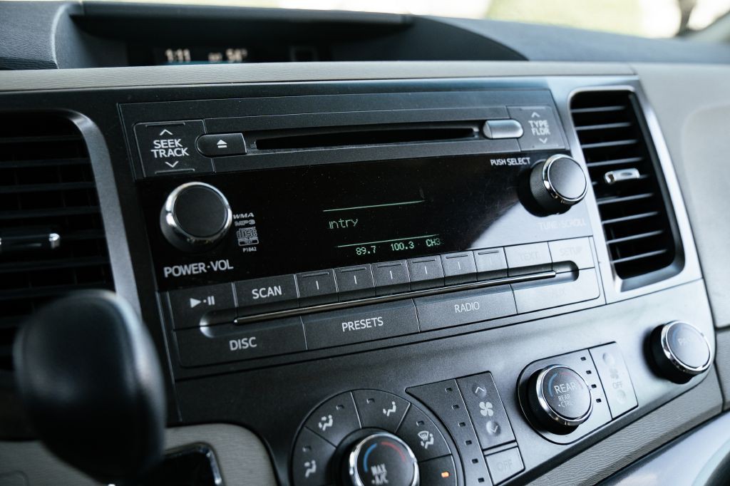 2011 Toyota Sienna Image 41