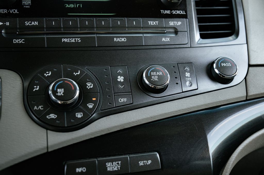 2011 Toyota Sienna Image 43